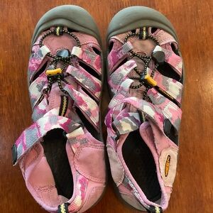GUC Pink & Gray Camo Keen Sandals Size 5